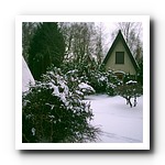 Haus im Schnee von der Seite